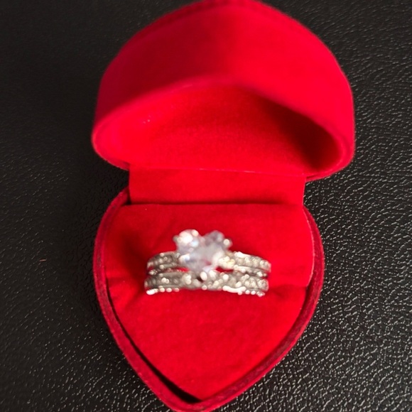 Gorgeous Ring Set with Cubic Zirconia & Heart Stainless Steel Size 9 - Picture 2 of 5